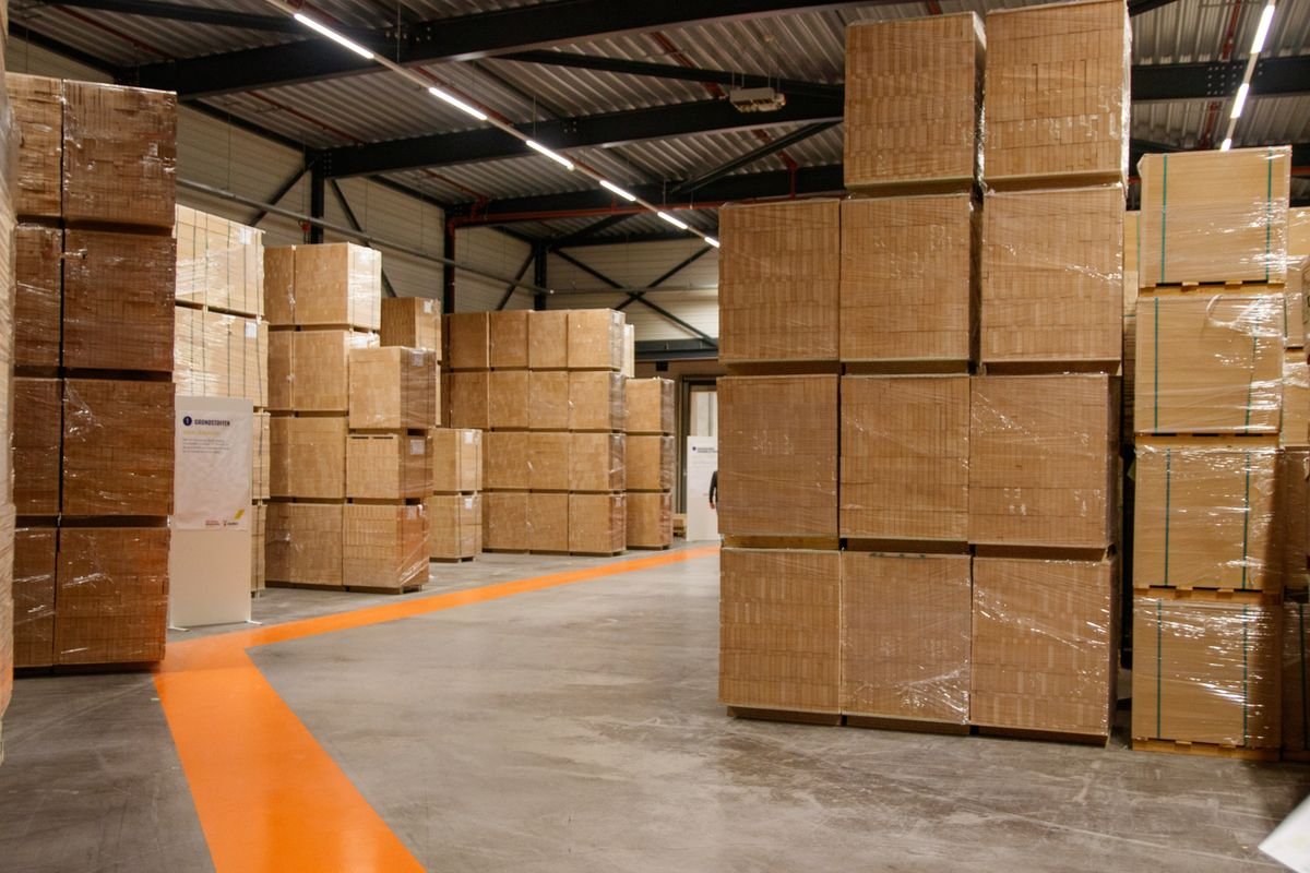Organización de mercancía y paquetes en un almacén